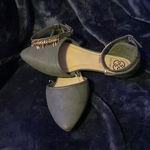 Daisy Fuentes olive, pointed toe, flat embellished ankle strap, women’s 7.5